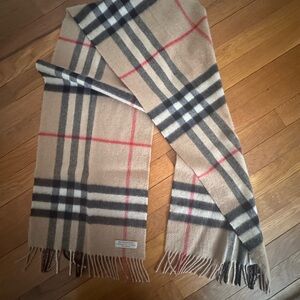 Burberry Cashmere Scarf in Beige and Red